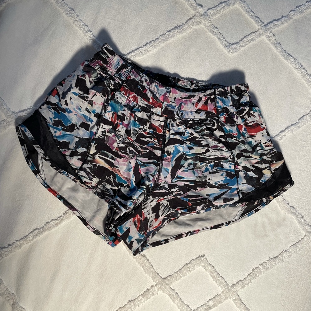 Patterned Hotty Hot 2.5” Lululemon Shorts